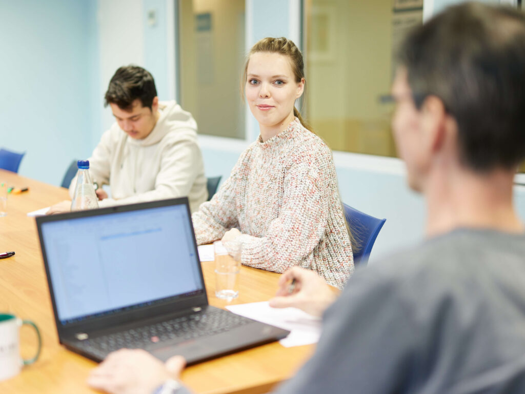 Duale Studierende mit Betreuer bei pro et con